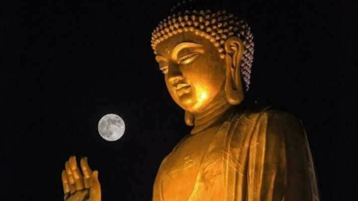 बौद्ध देश अध्यात्मासाठी भारताकडे पाहत आहेत. उच्च बौद्ध अभ्यासासाठी भारत एक चांगले ठिकाण.